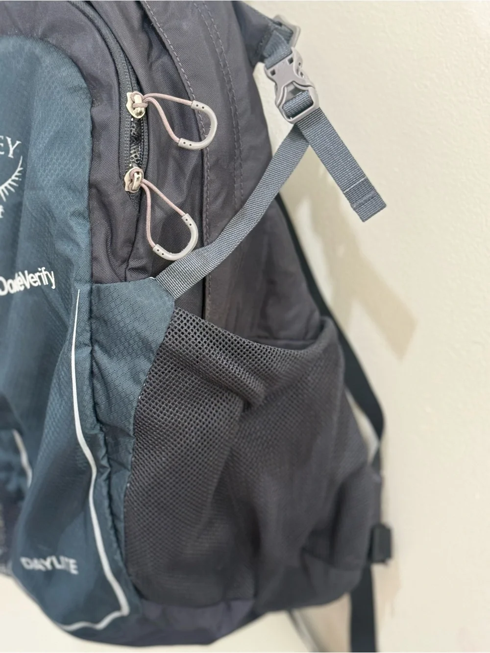 OSPREY Daylite Men's Black and Dark Blue Hydration Pack